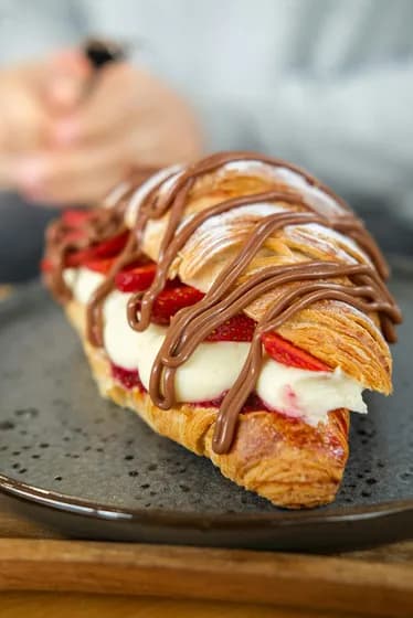 Croissant de chocolate com Nutella e morango